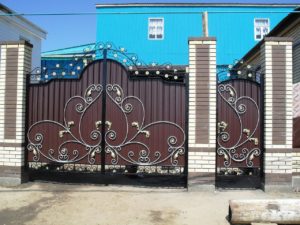 Кованые ворота и калитка из профнастила