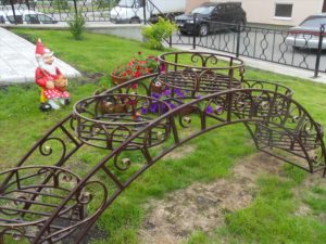Кованая подставка под цветы