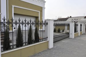 Кованые сдвижные ворота с относительно не большой площадью ковки