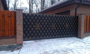 Красивые откатные ворота с элементами ковки в Херсоне