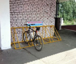 Простая сварная металлическая велопарковка небольших габаритов