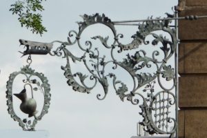 Кованая вывеска перед входом в винную лавку