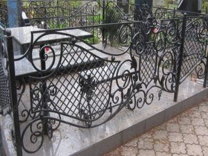 Кованая ограда на кладбище в Херсоне