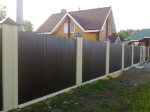 Профессиональное строительство забора из профнастила в Херсоне на заказ под ключ